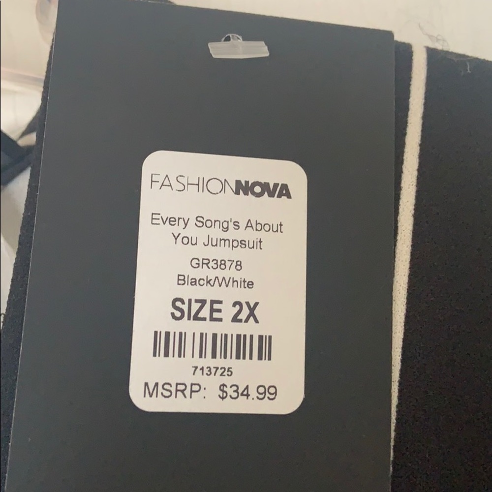 Fashion nova jump suit never worn - Picture 3 of 3